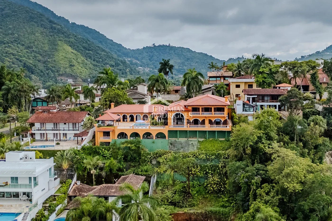 Mansão à venda com 7suítes no Condomínio Santa Rita em Ubatuba/SP.