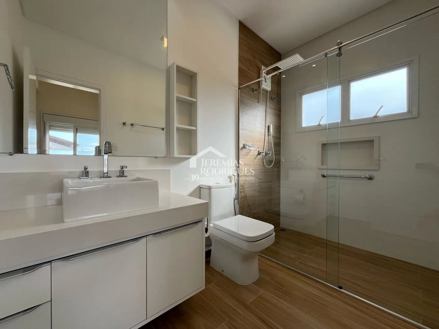 Casa à venda com 4 suítes no Condomínio Taubaté Village em Taubaté/SP.