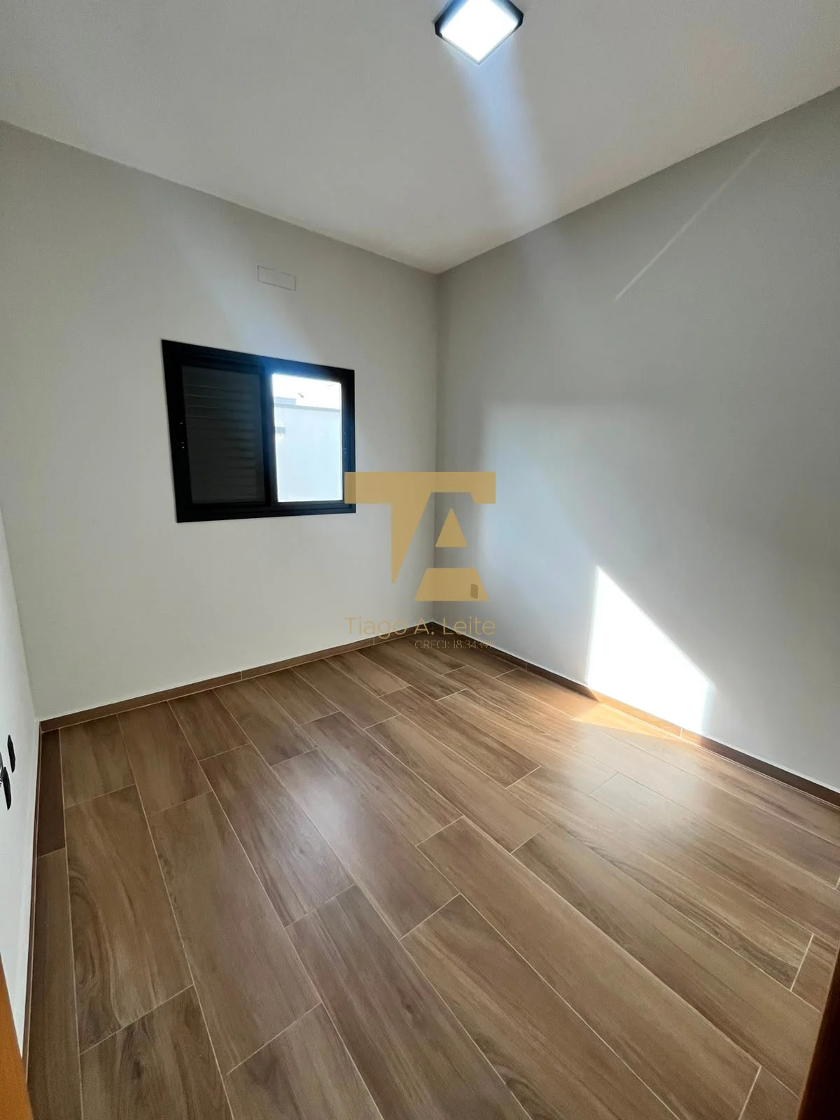 Casa nova térrea no Condomínio Laguna, Pindamonhangaba. São 150m² de área construída, 3 dorms (1 suíte) e área gourmet