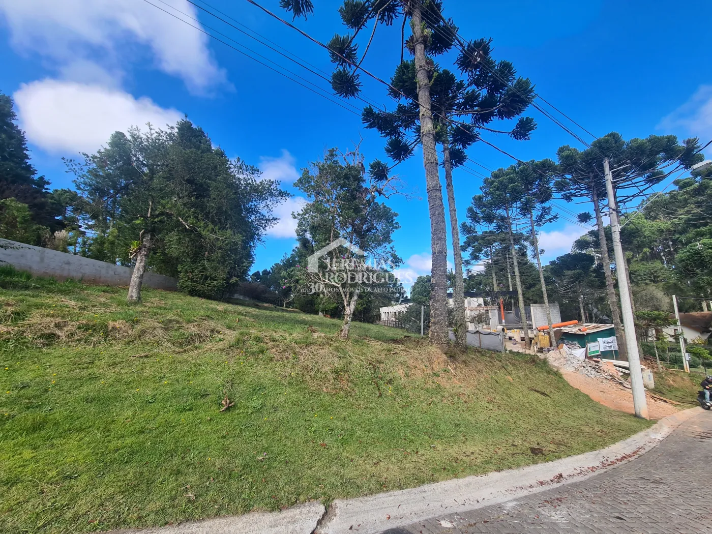 Terreno à venda com 1.091,98 m² no Condomínio Reserva Figueiredo em Campos do Jordão/SP