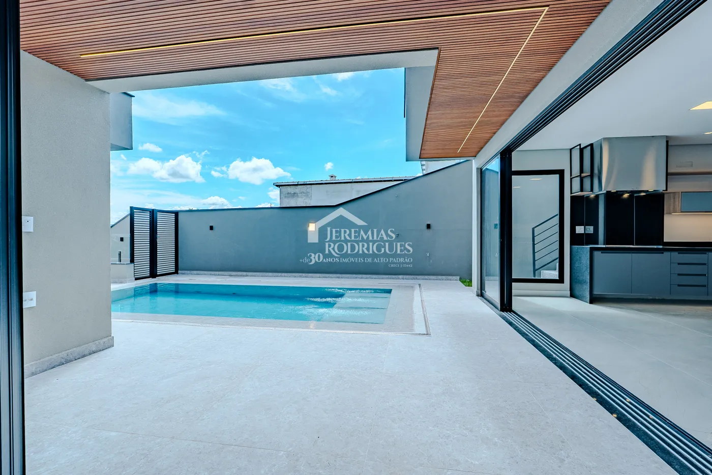 Casa à venda com 4 suítes no Condomínio Residencial Alphaville II em São José dos Campos/SP.