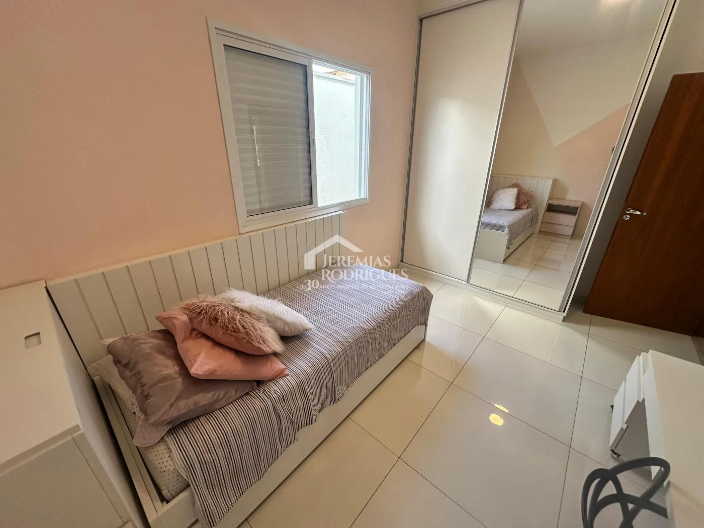 Casa mobiliada para locação com 3 suítes no Condomínio Real Ville em Pindamonhangaba/SP