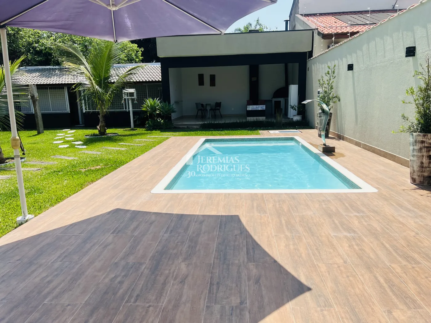 Casa à venda com 3 dormitórios no bairro Lessa em Pindamonhangaba/SP. 