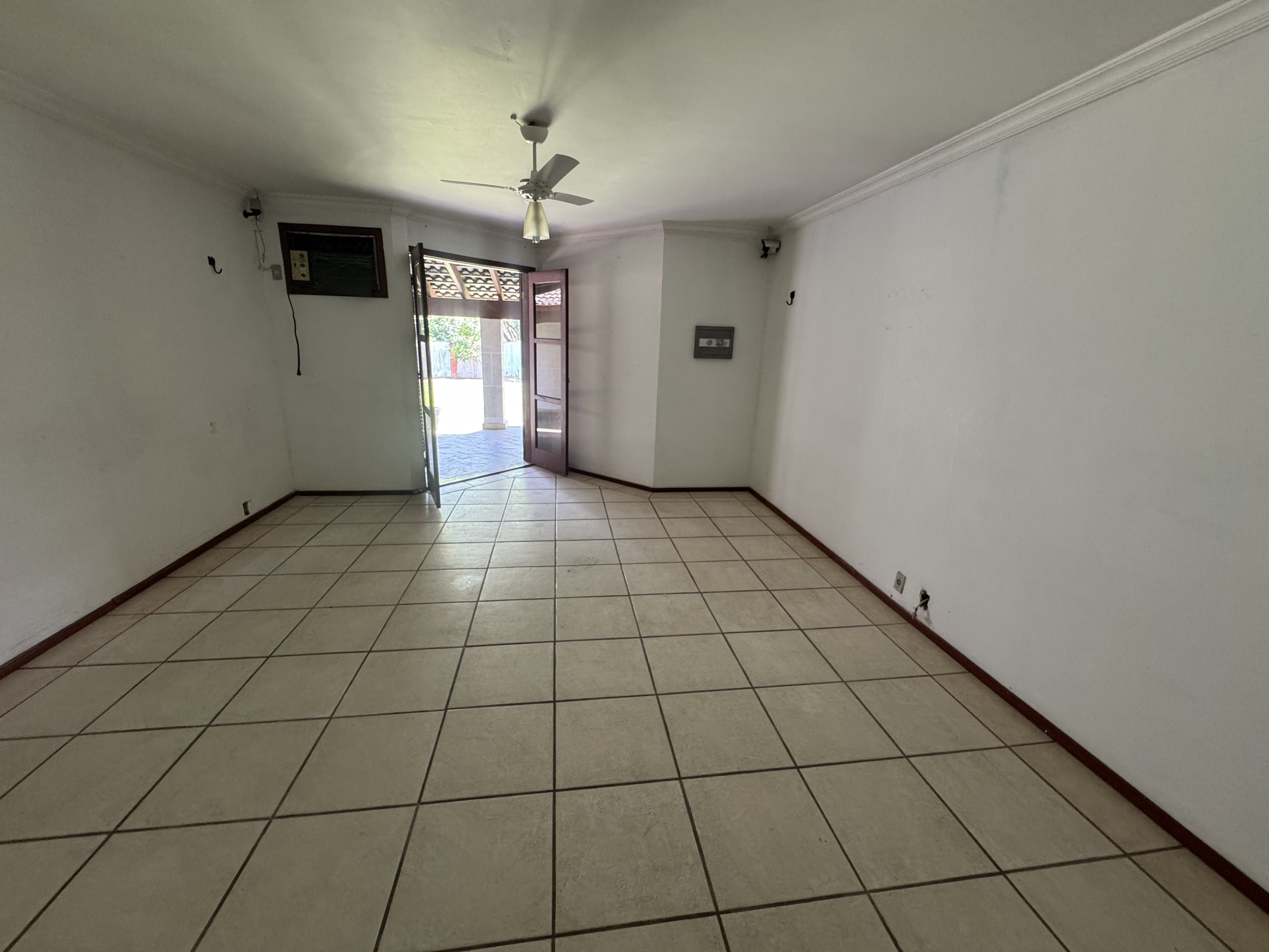 Casa à venda com 5 dormitórios no Condomínio Village Paineiras em Pindamonhangaba/SP.