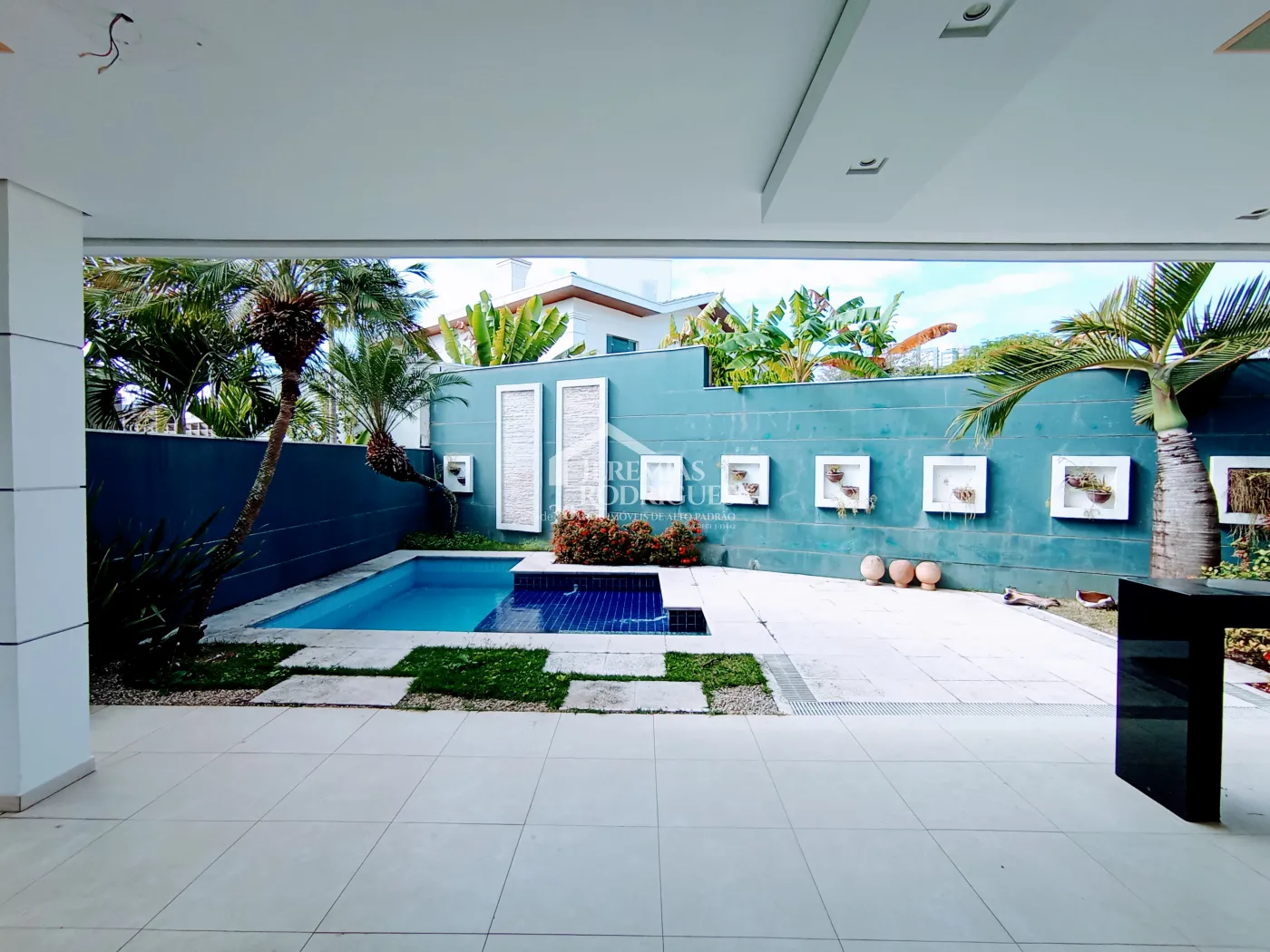 Casa para venda e locação com 4 suítes no Condomínio Taubaté Village em Taubaté/SP.