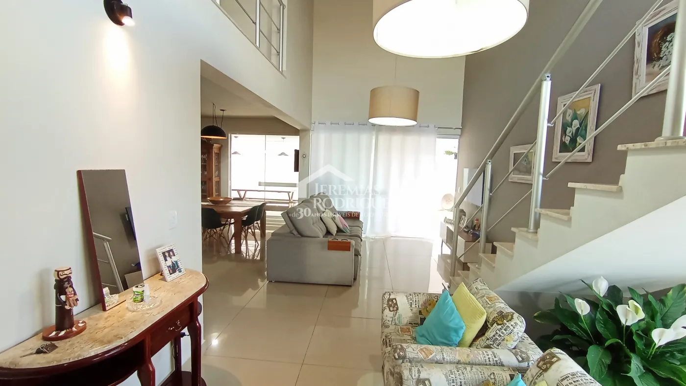 Casa à venda com 3 suítes no Condomínio Moema Ville em Pindamonhangaba/SP.