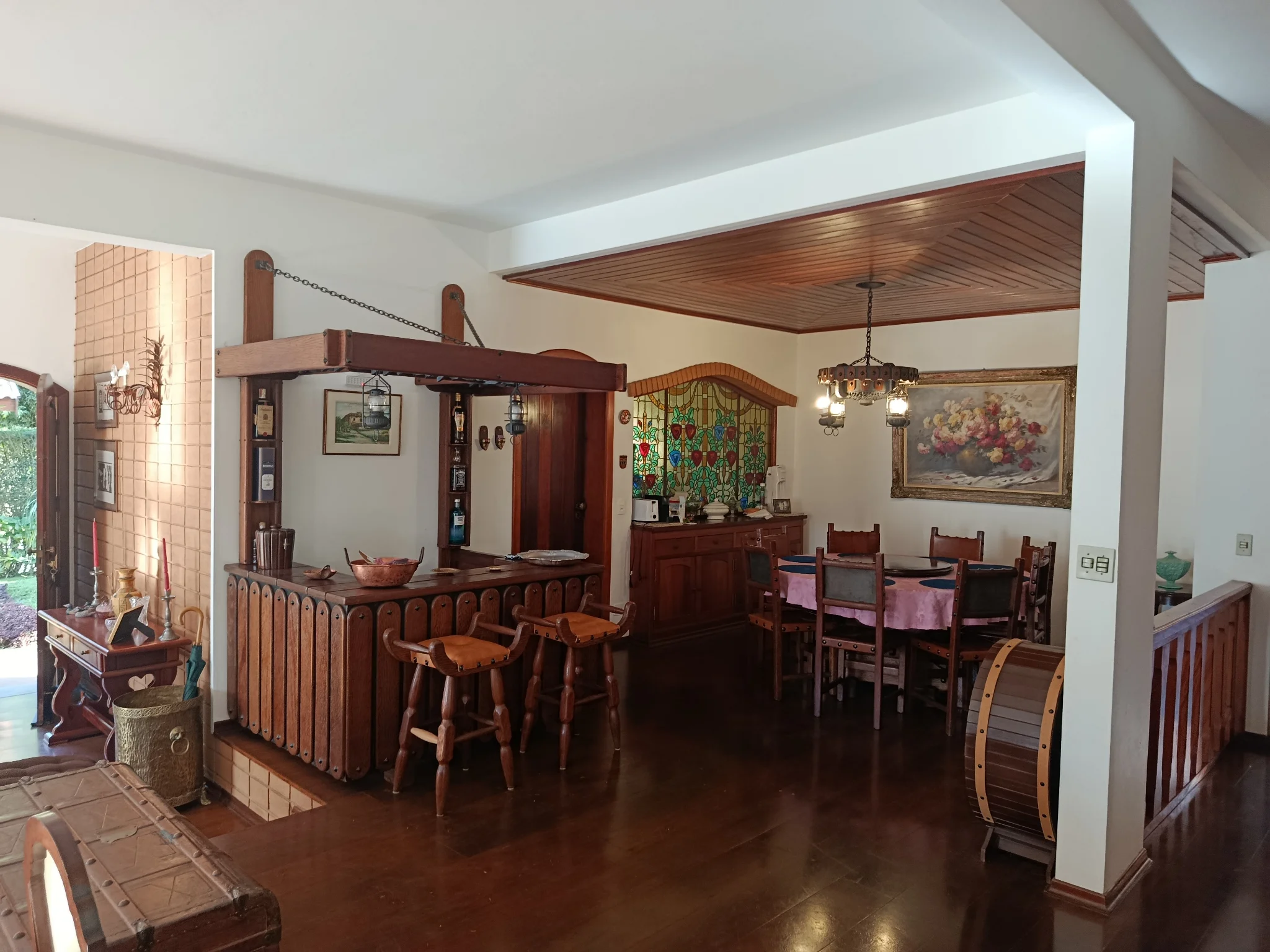 Casa à venda com 4 suítes no Alto do Capivari em Campos do Jordão/SP.