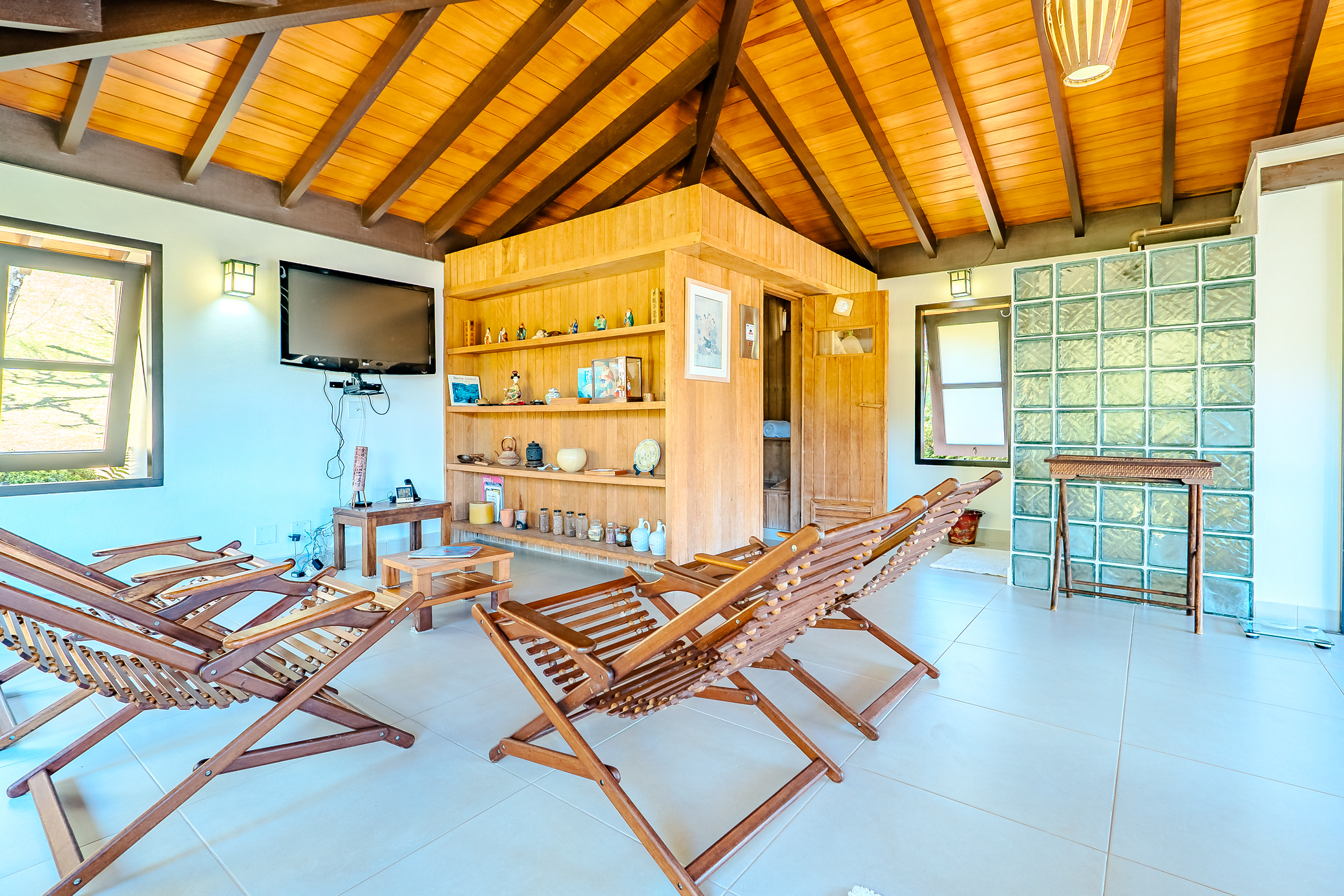 Mansão à venda com 7 suítes no Condomínio Vila Simonsen em Campos do Jordão/SP.