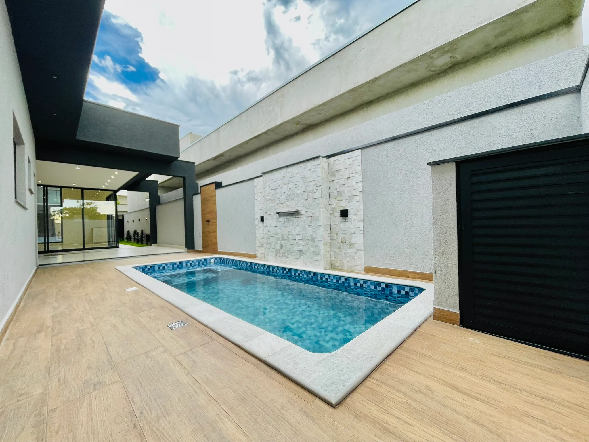 Casa à venda com 3 suítes no Condomínio Ouro Ville em Taubaté/SP. 