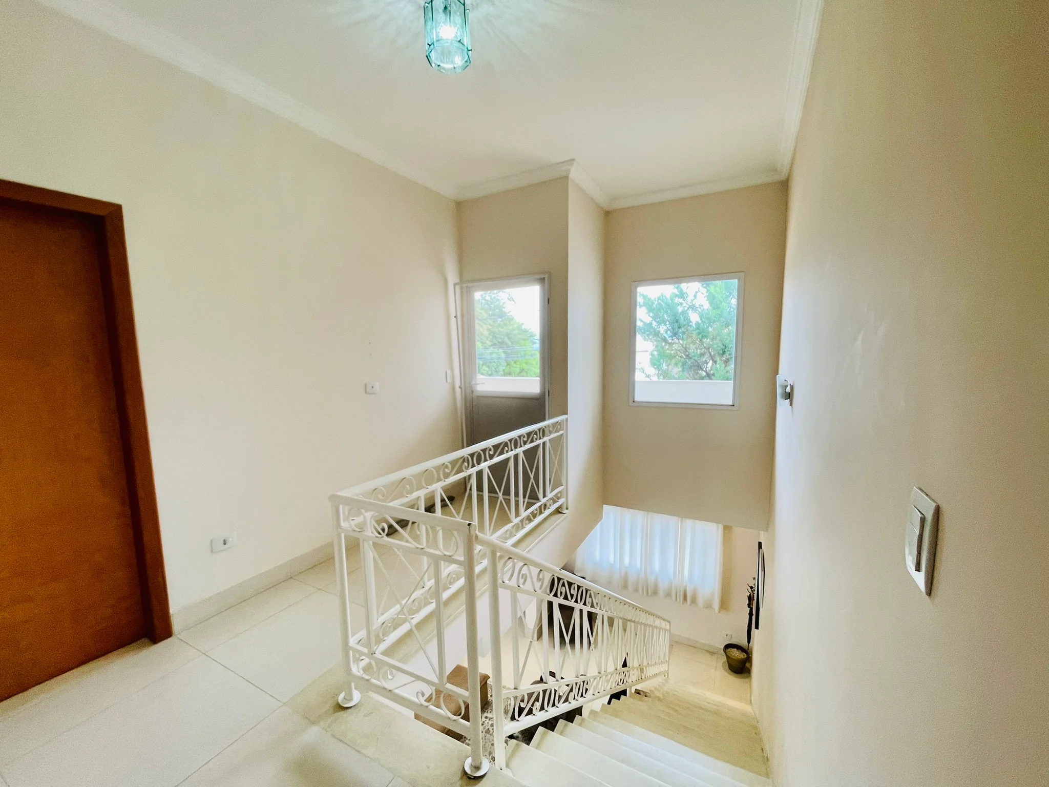 Casa à venda com 4 dormitórios no Condomínio Jardim Oásis em Taubaté/SP. 