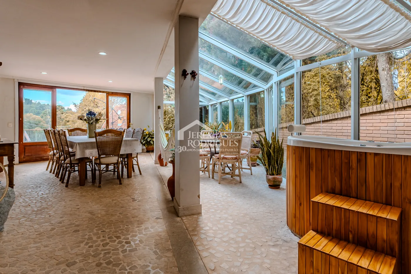 Casa para venda e locação com 5 suítes no Jardim Véu da Noiva em Campos do Jordão/SP