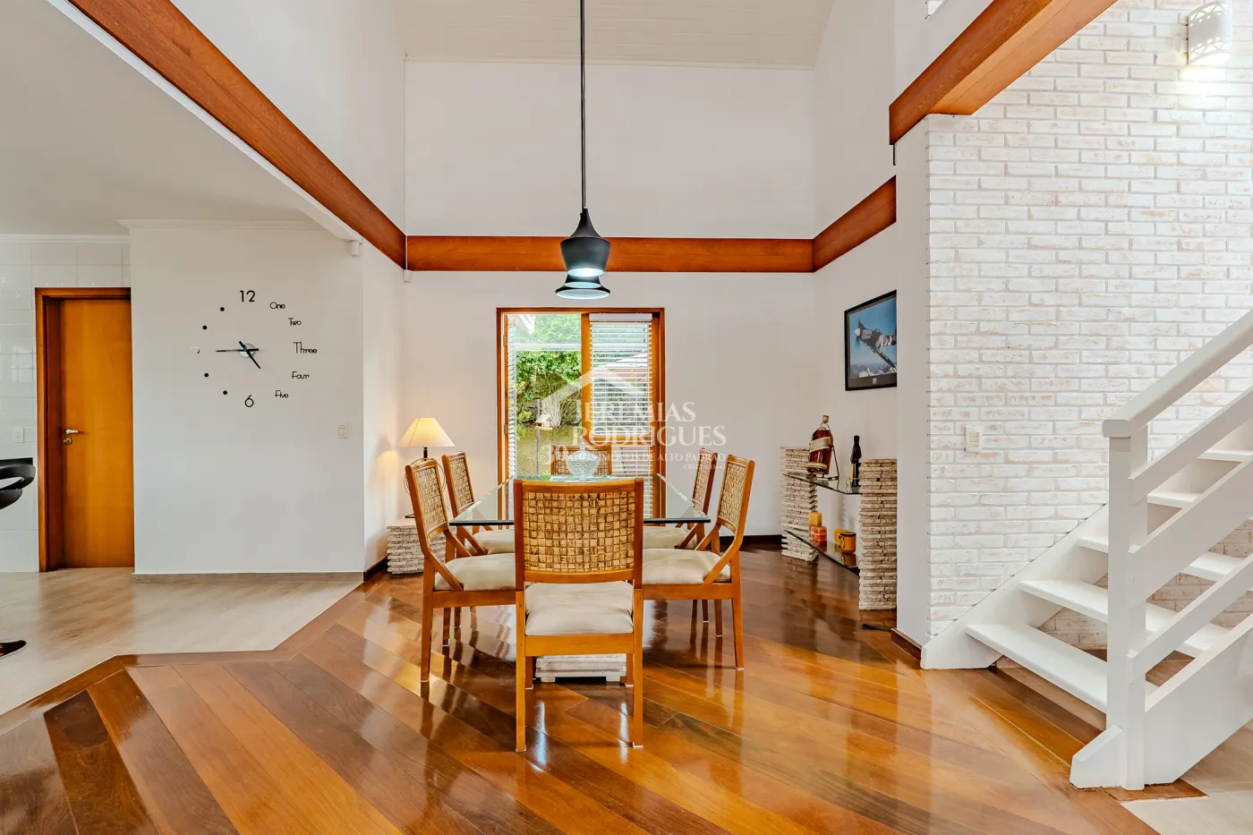 Casa assobradada à venda com 3 dormitórios no Condomínio Aldeia Austríaca em Campos do Jordão/SP.