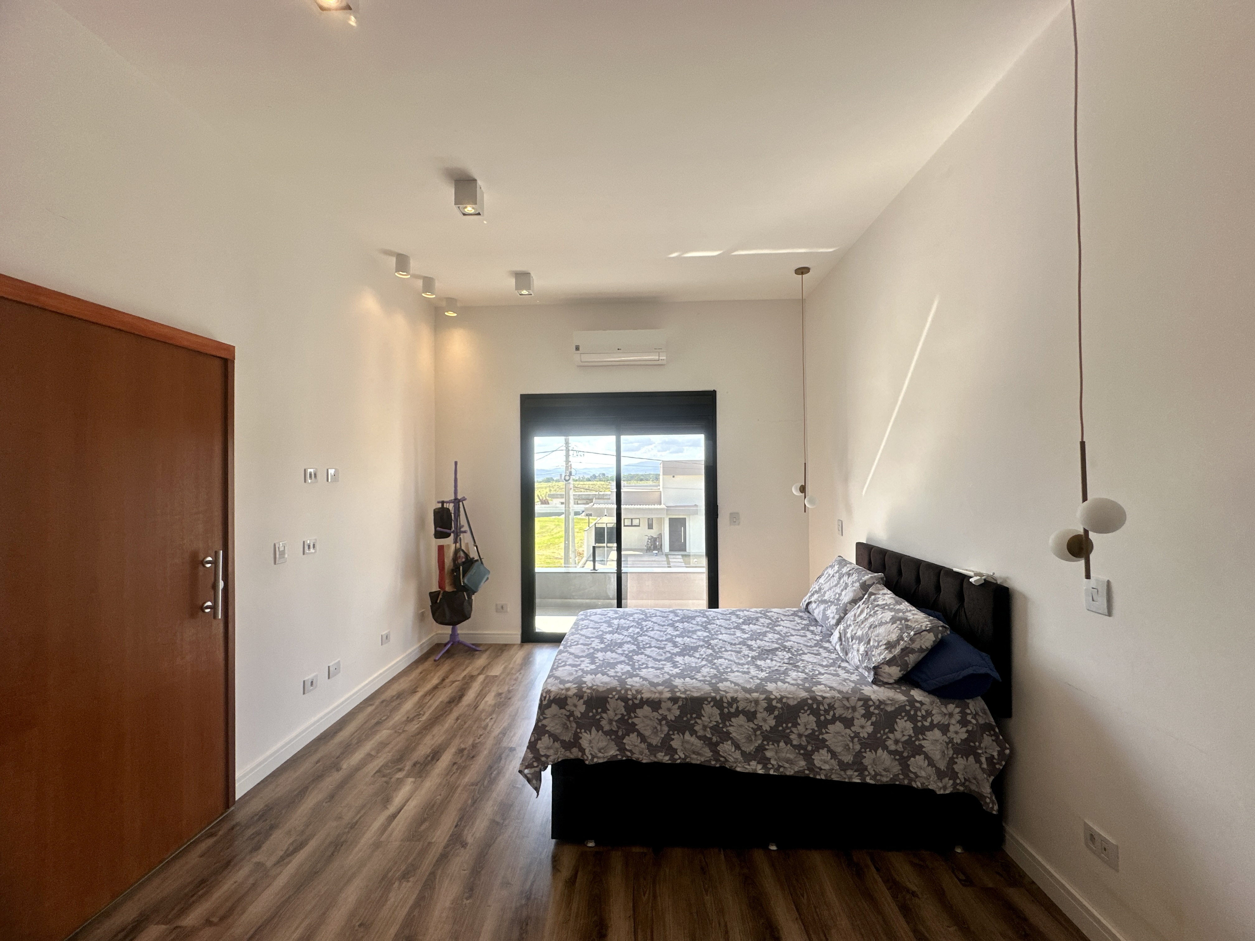 Casa à venda com 4 dormitórios no Condomínio Bella Vitta em Caçapava/SP.