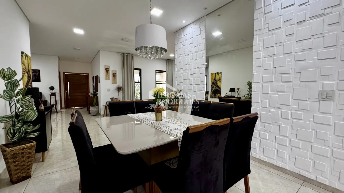 Casa à venda com 3 suítes no Condomínio Reserva dos Lagos em Pindamonhangaba/SP.