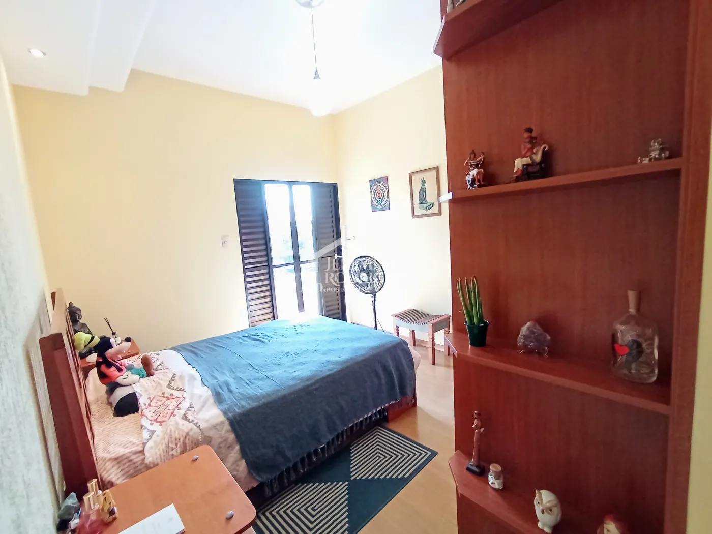 Casa assobradada à venda com 3 suítes no Condomínio Fortaleza em Taubaté/SP.