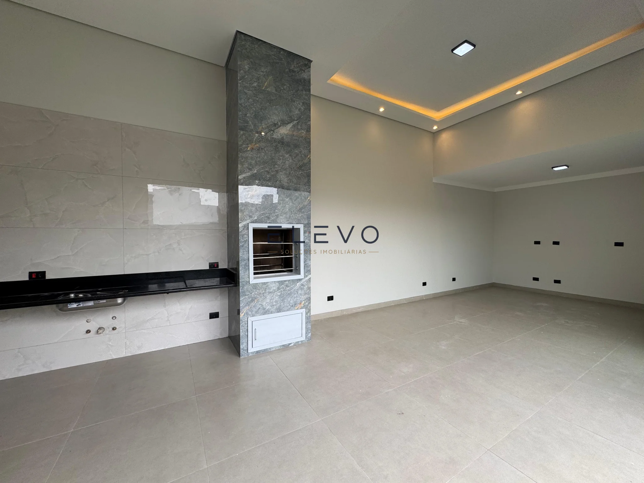 Casa à Venda no Jardim Munique em Maringá | 132m², 3 Quartos, Suíte, Churrasqueira e Espaço para Piscina