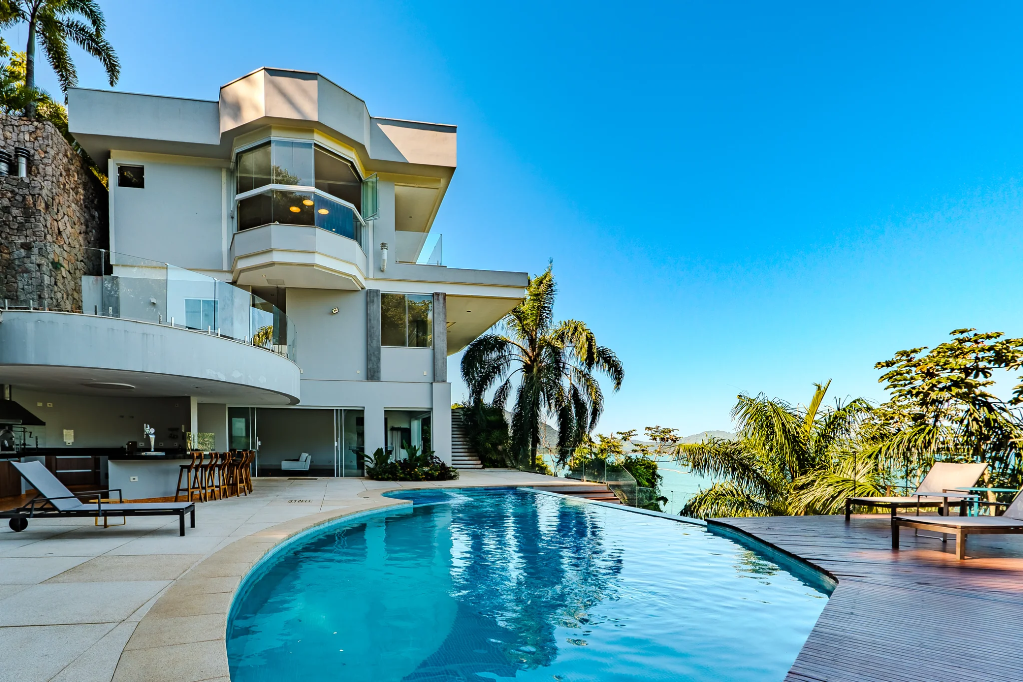 Casa com 4 suítes à venda no Condomínio Fortaleza em Ubatuba/SP.