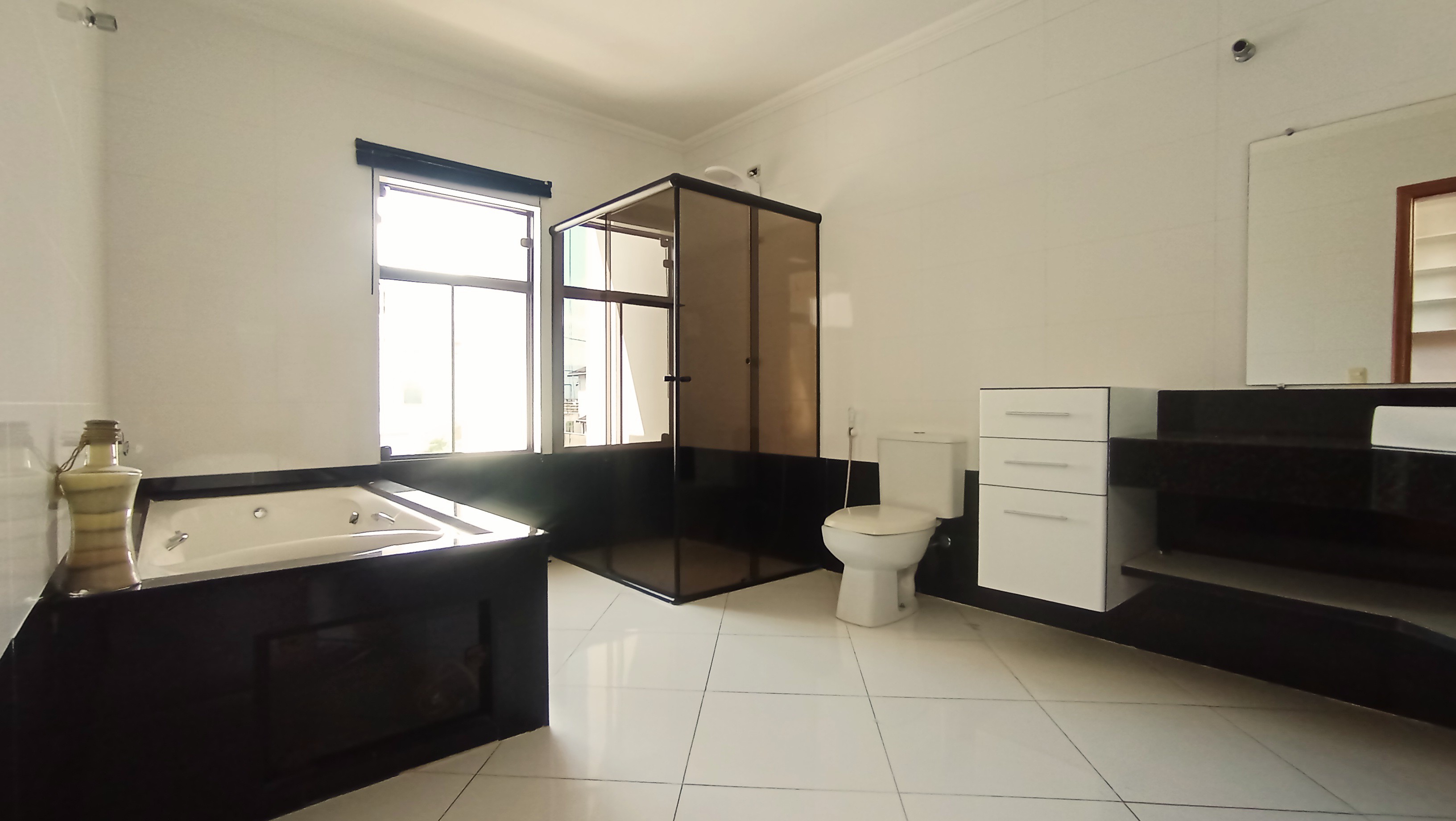 Casa à venda com 4 suítes no Condomínio Real Ville em Pindamonhangaba/SP. 