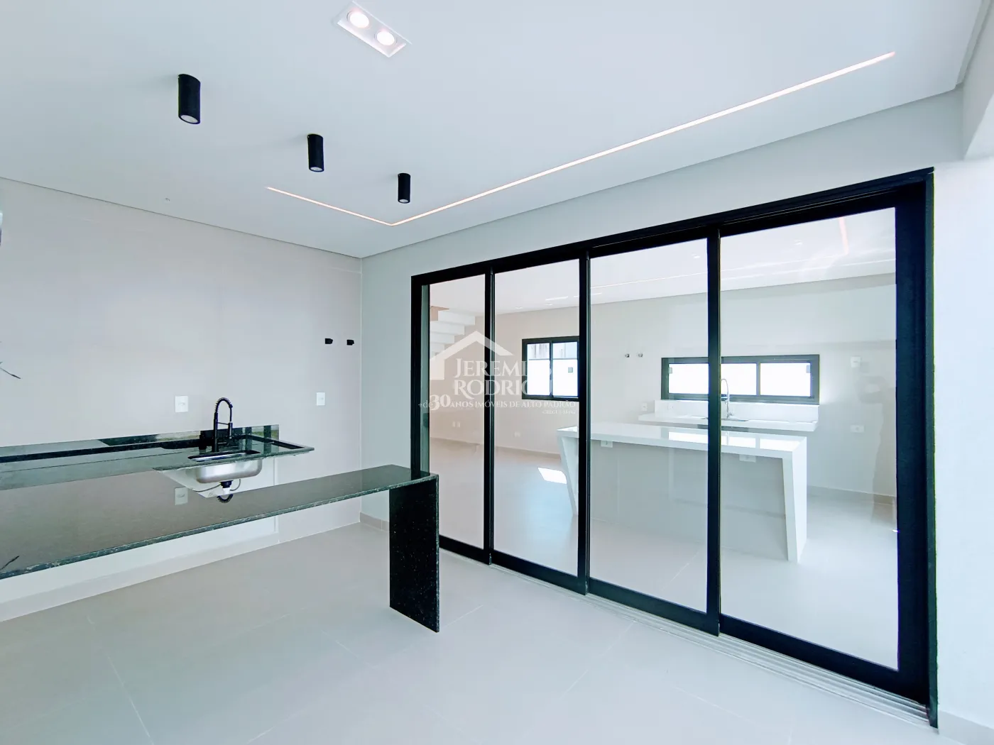 Casa à venda com 3 dormitórios no Condomínio Malibu em Caçapava/SP.