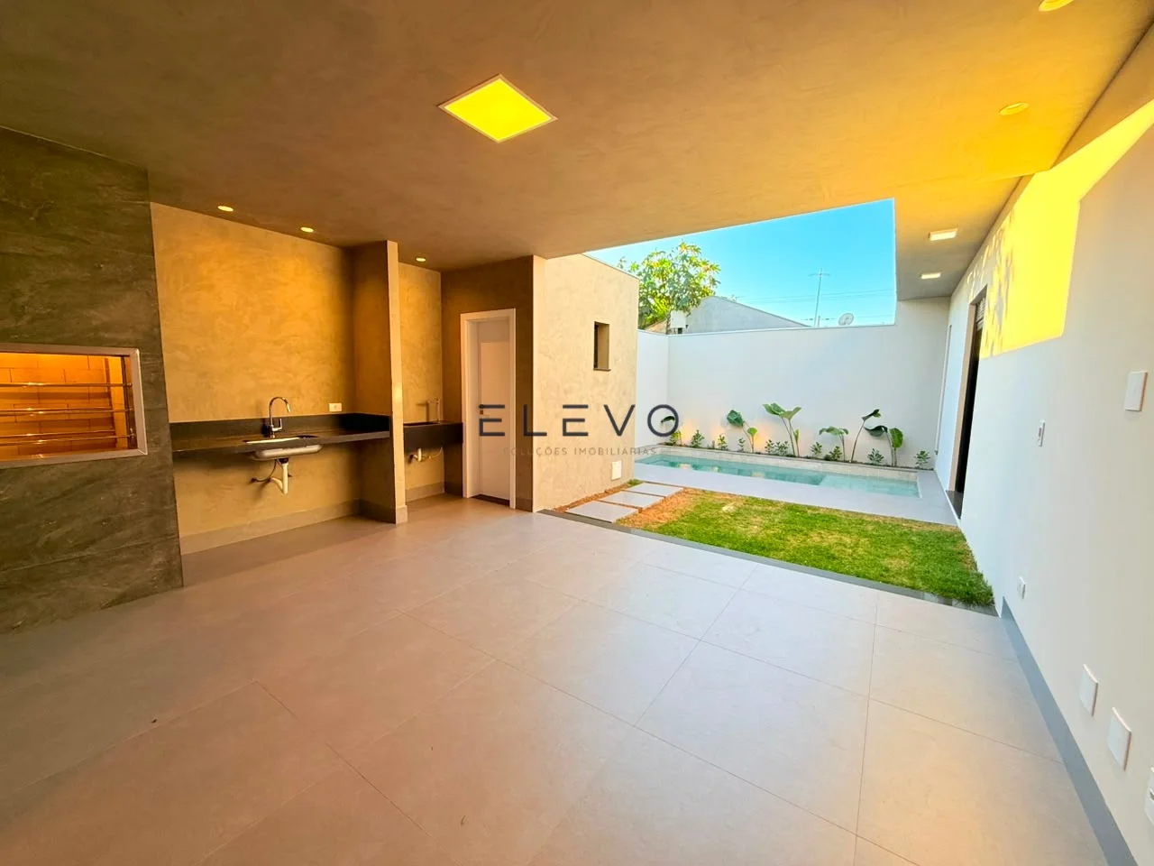 Casa Térrea à Venda no Condomínio Ouro Verde | 3 Suítes, Piscina e 237 m² em Sarandi-PR