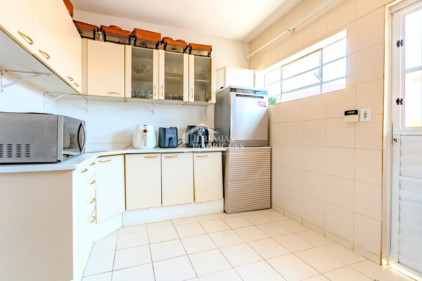 A Imobiliária Jeremias Rodrigues Imóveis de Alto Padrão disponibiliza para venda essa casa no Condomínio Morada do Visconde em Tremembé/SP.