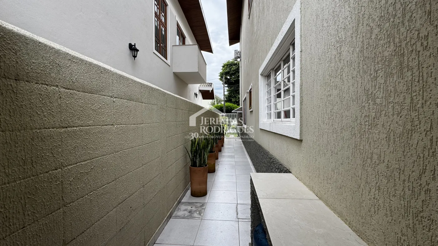 Casa assobradada à venda com 4 dormitórios no Condomínio Jardim das Hortênsias em Taubaté/SP.