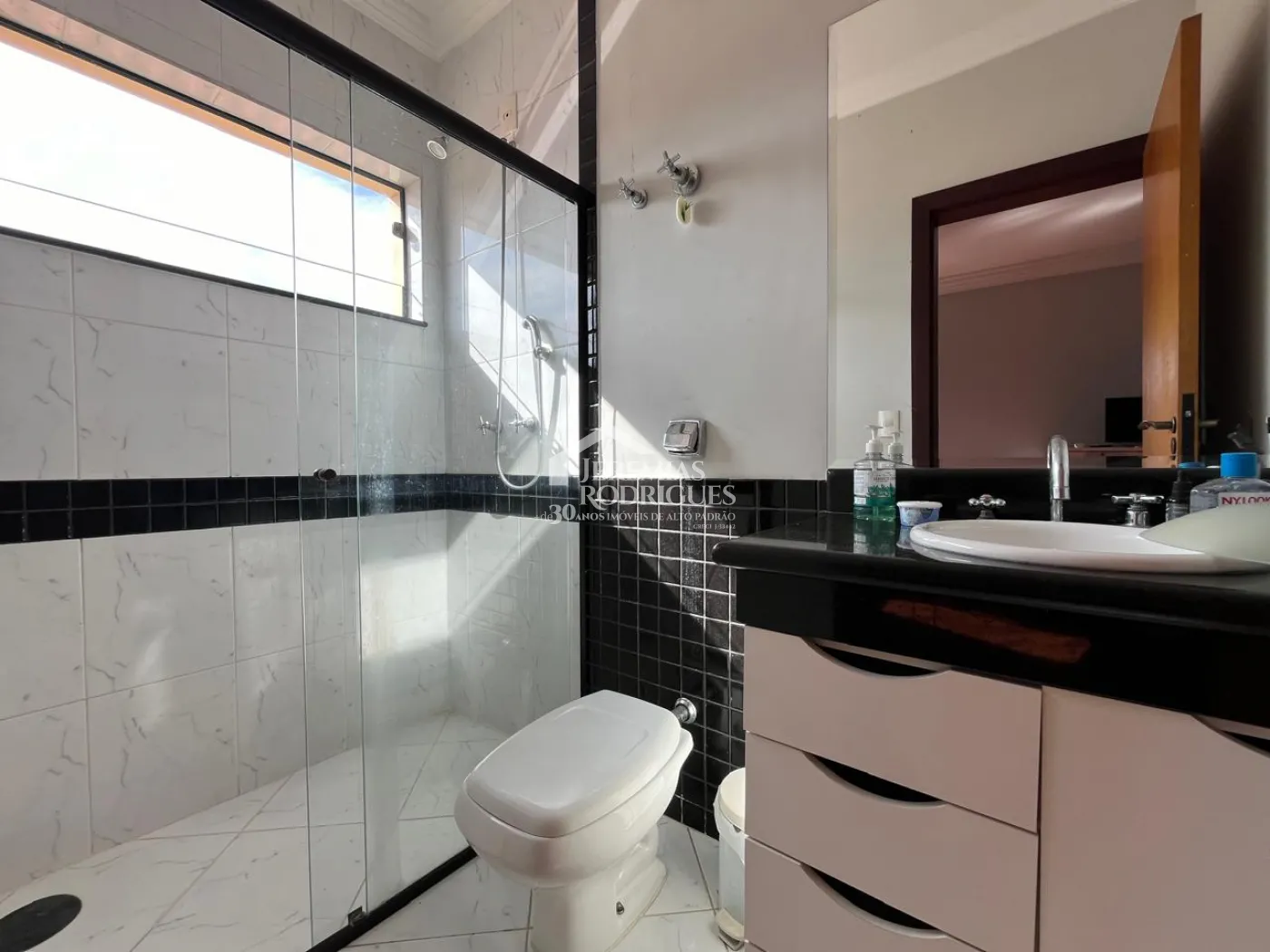 Casa à venda com 4 suítes no Condomínio Taubaté Village em Taubaté/SP.