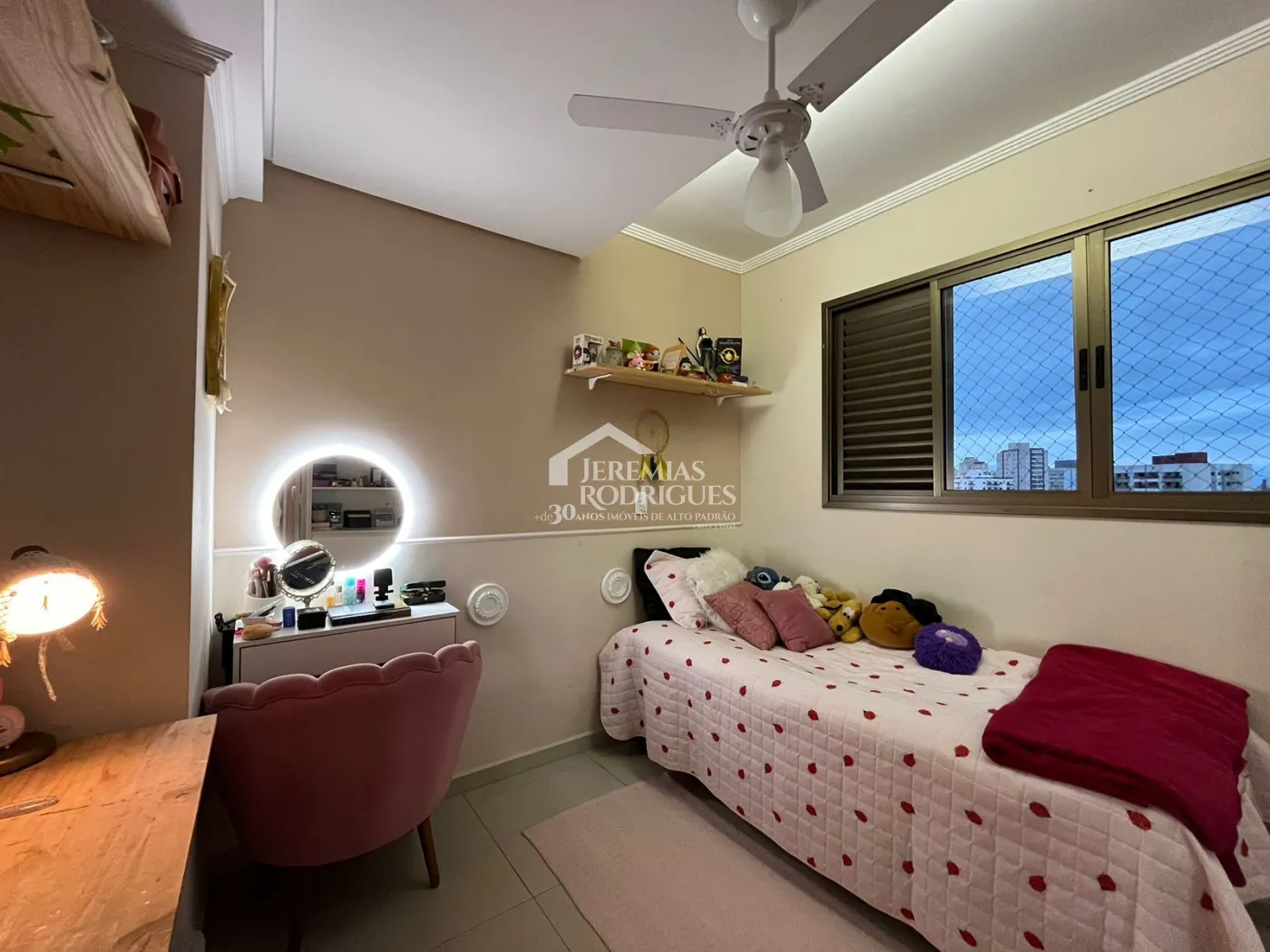Apartamento duplex à venda com 2 dormitórios, 107 m² no Edifício Jabuticabeiras em Taubaté/SP.