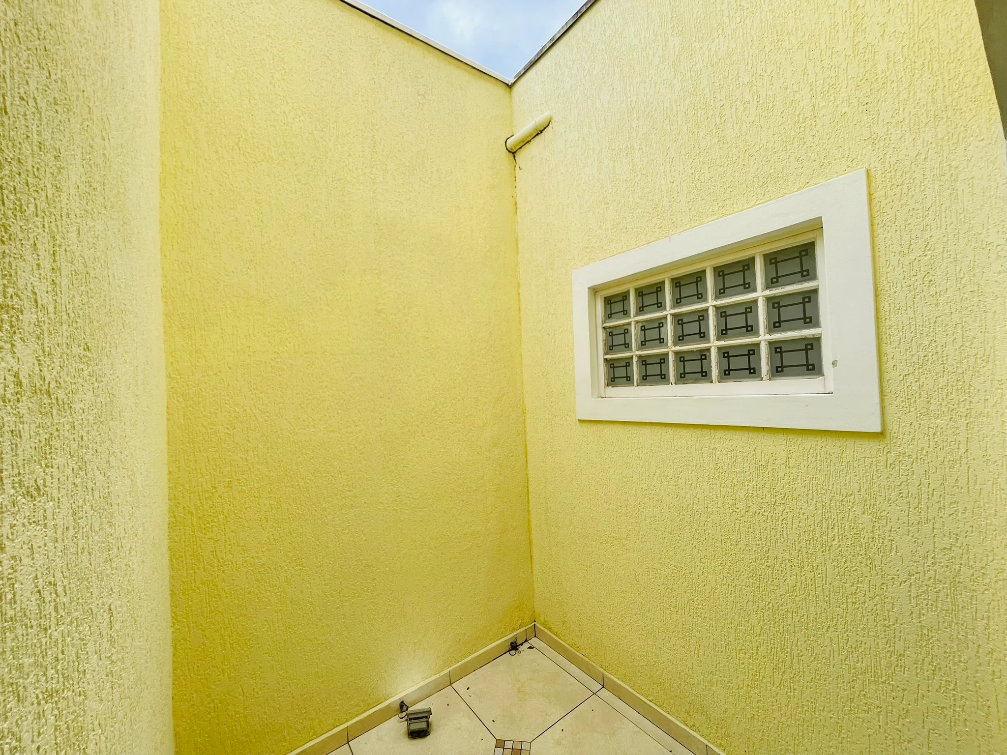 Casa à venda com 3 dormitórios no bairro Jardim das Nações em Taubaté/SP. 