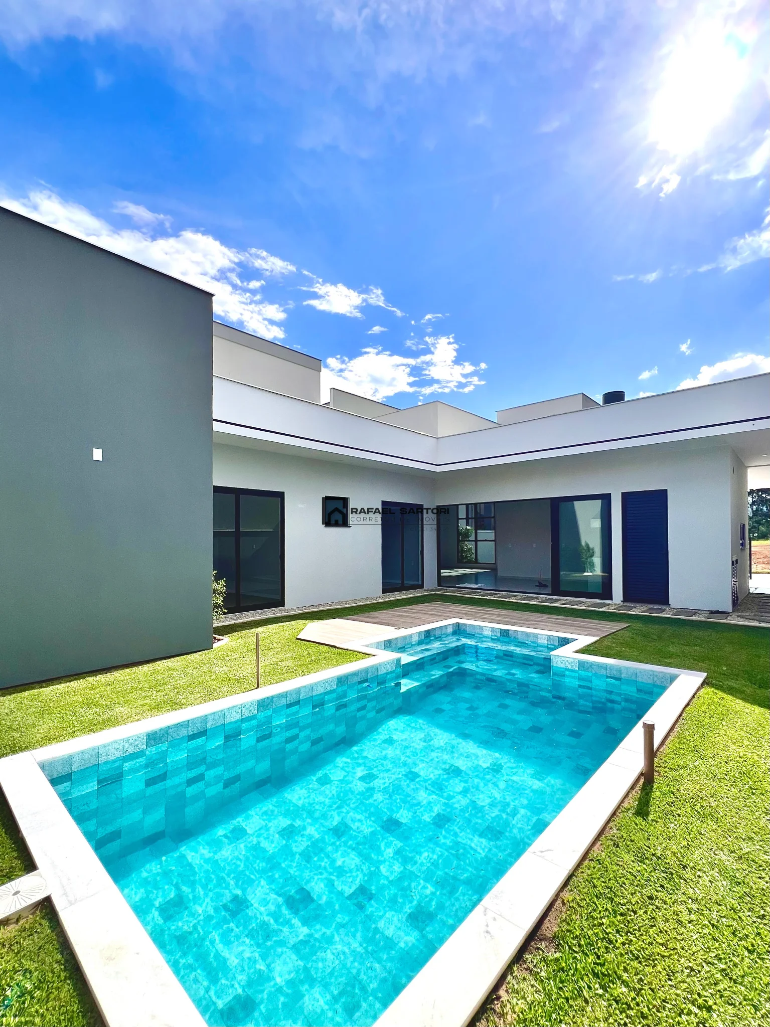 CASA NOVA COM 04 QUARTOS NO AMIZADE