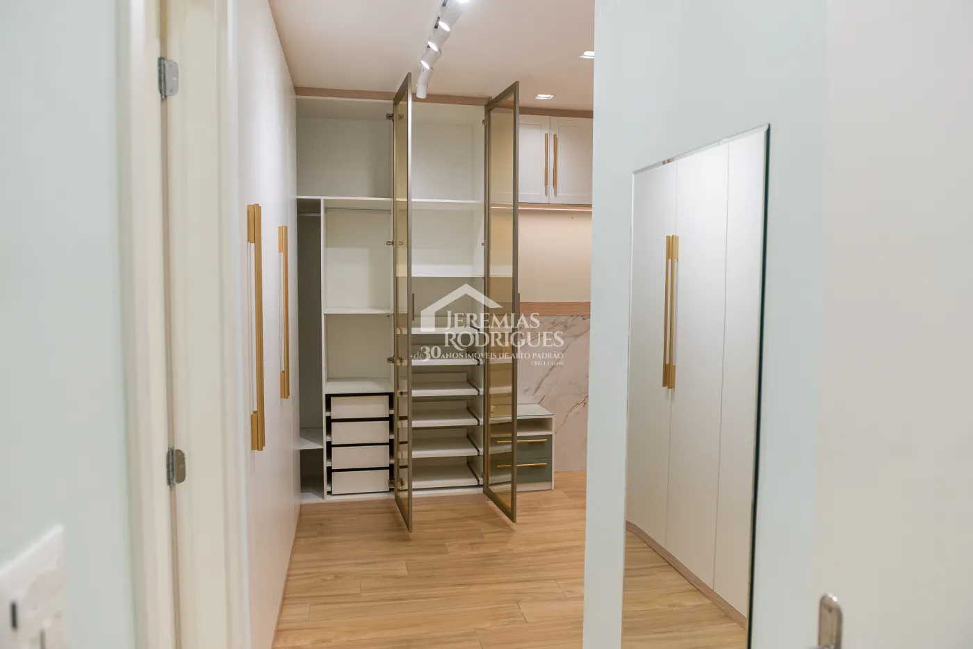Apartamento à venda com 3 dormitórios, 98 m² no Edifício Bauhaus em Pindamonhangaba/SP.