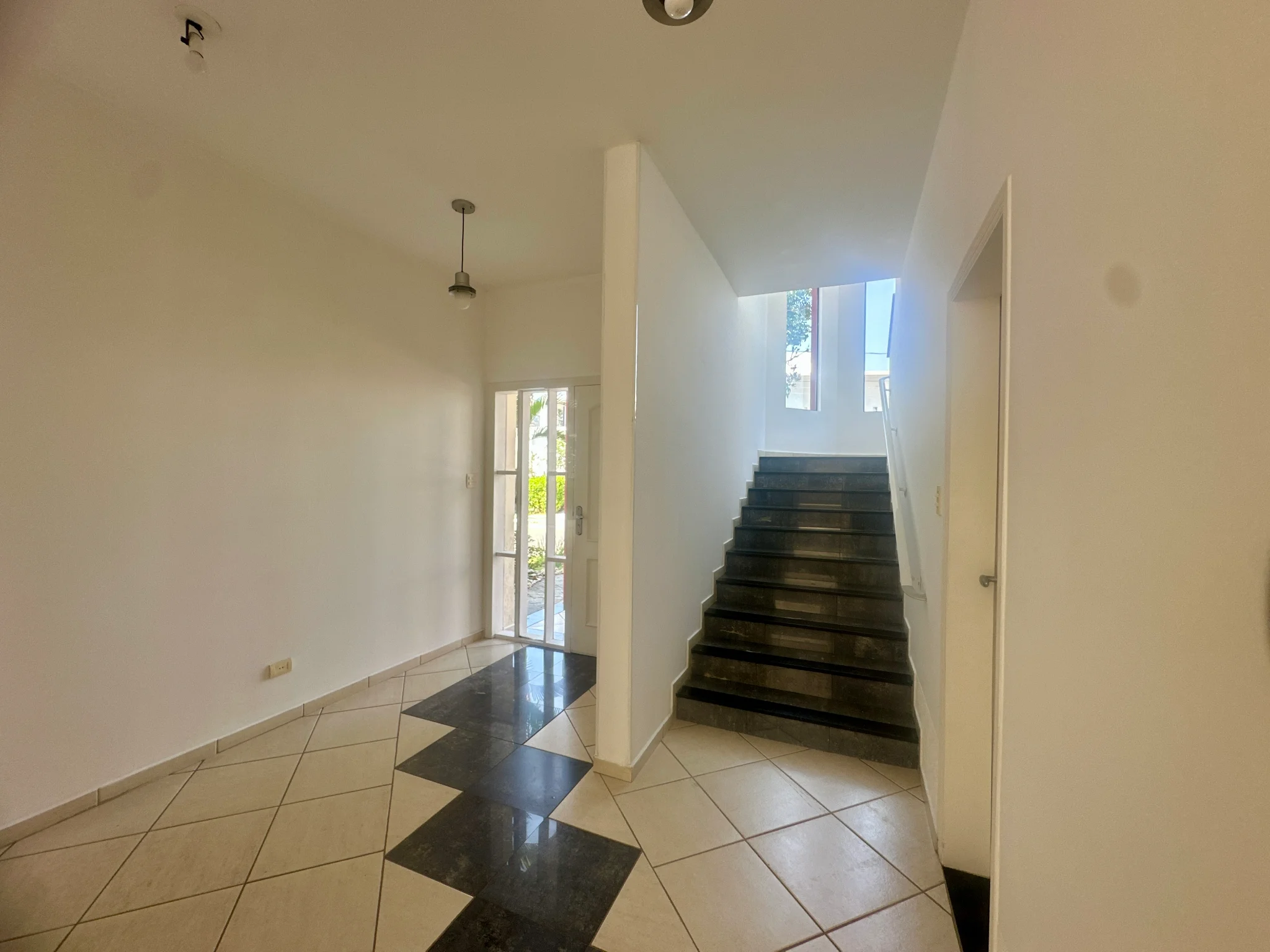 Casa para venda e locação no Condomínio Taubaté Village em Taubaté/SP.