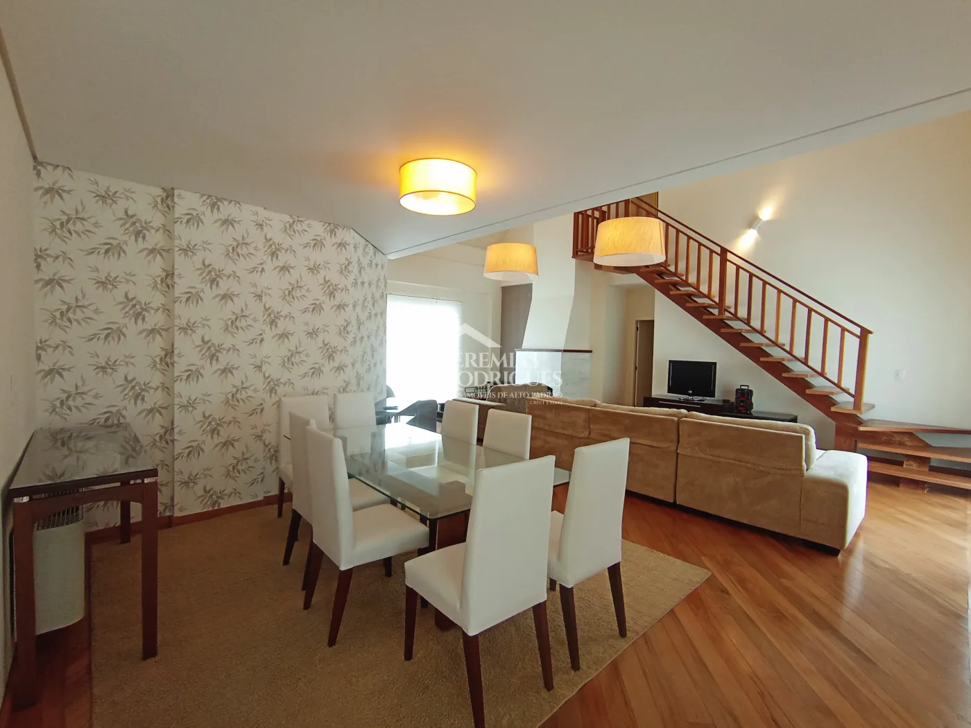 Apartamento duplex à venda com 4 suítes, 401 m² no Condomínio Chateau D Amboise em Campos do Jordão/SP.