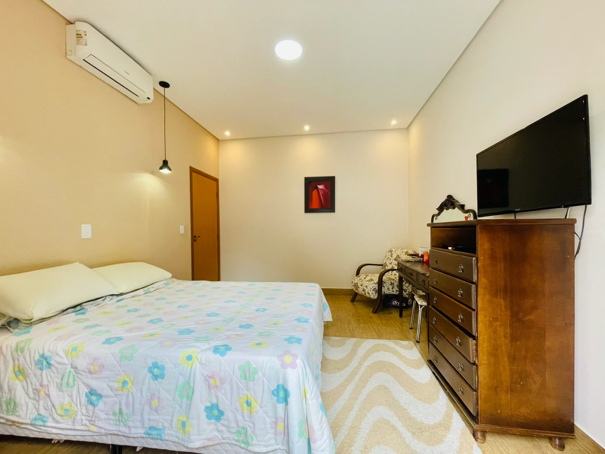 Casa à venda com 4 dormitórios no Condomínio Jardim Oásis em Taubaté/SP. 