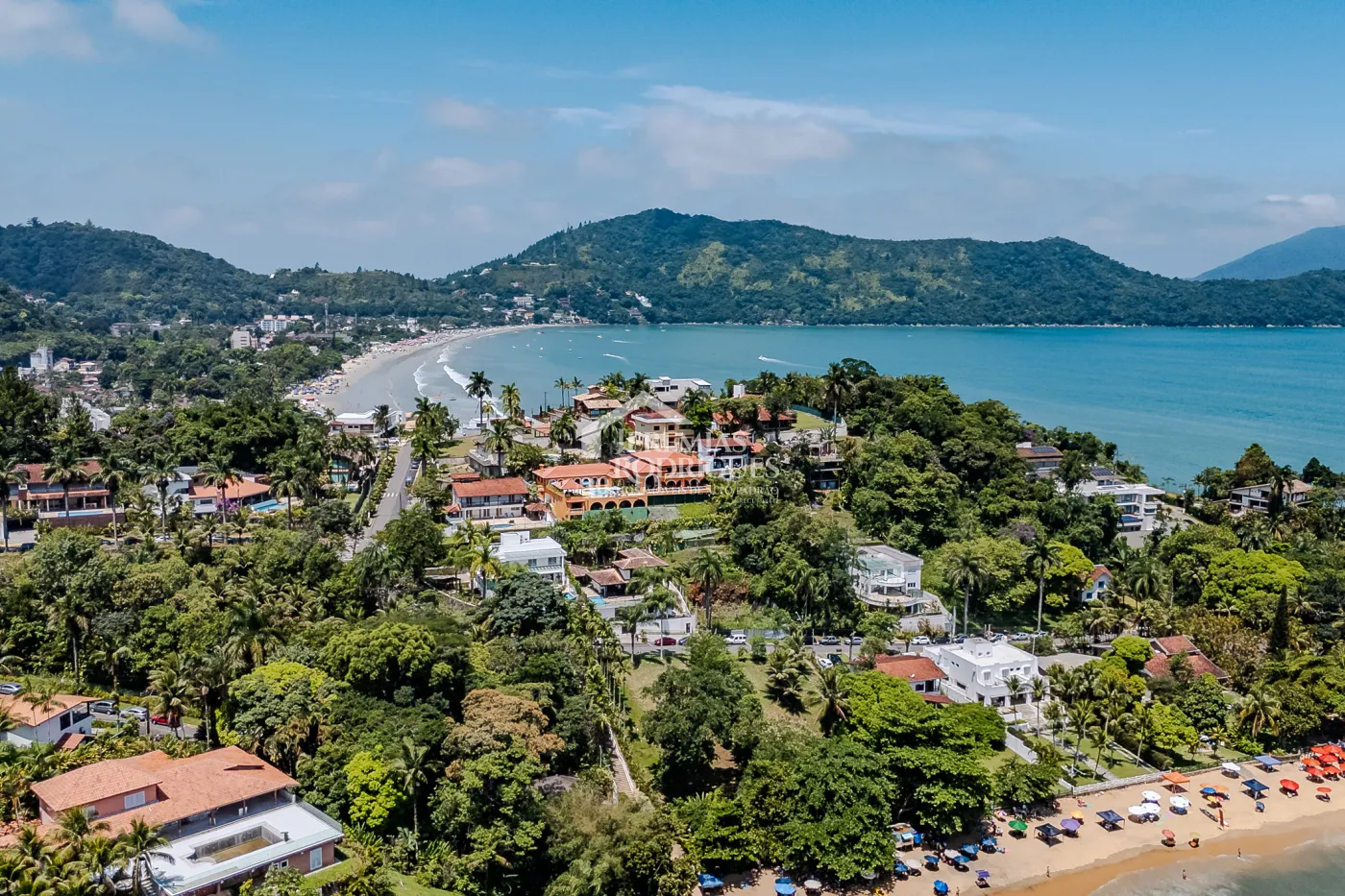 Mansão à venda com 7suítes no Condomínio Santa Rita em Ubatuba/SP.