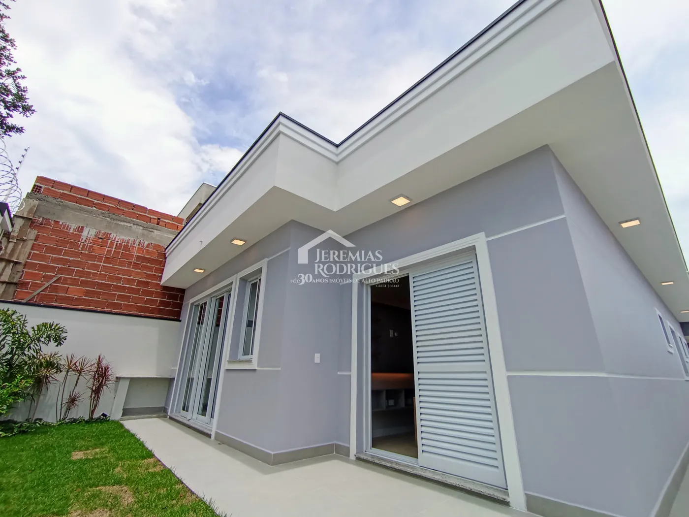 Casa à venda com 3 dormitórios no Condomínio Residencial Barão de Tremembé em Tremembé/SP.