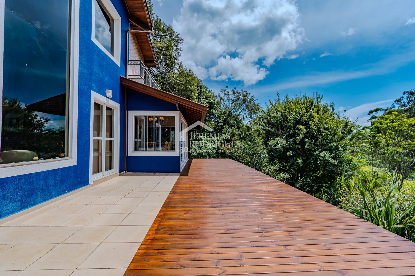 Casa assobradada à venda com 3 dormitórios no Condomínio Parque da Mantiqueira em Santo Antônio do Pinhal/SP.