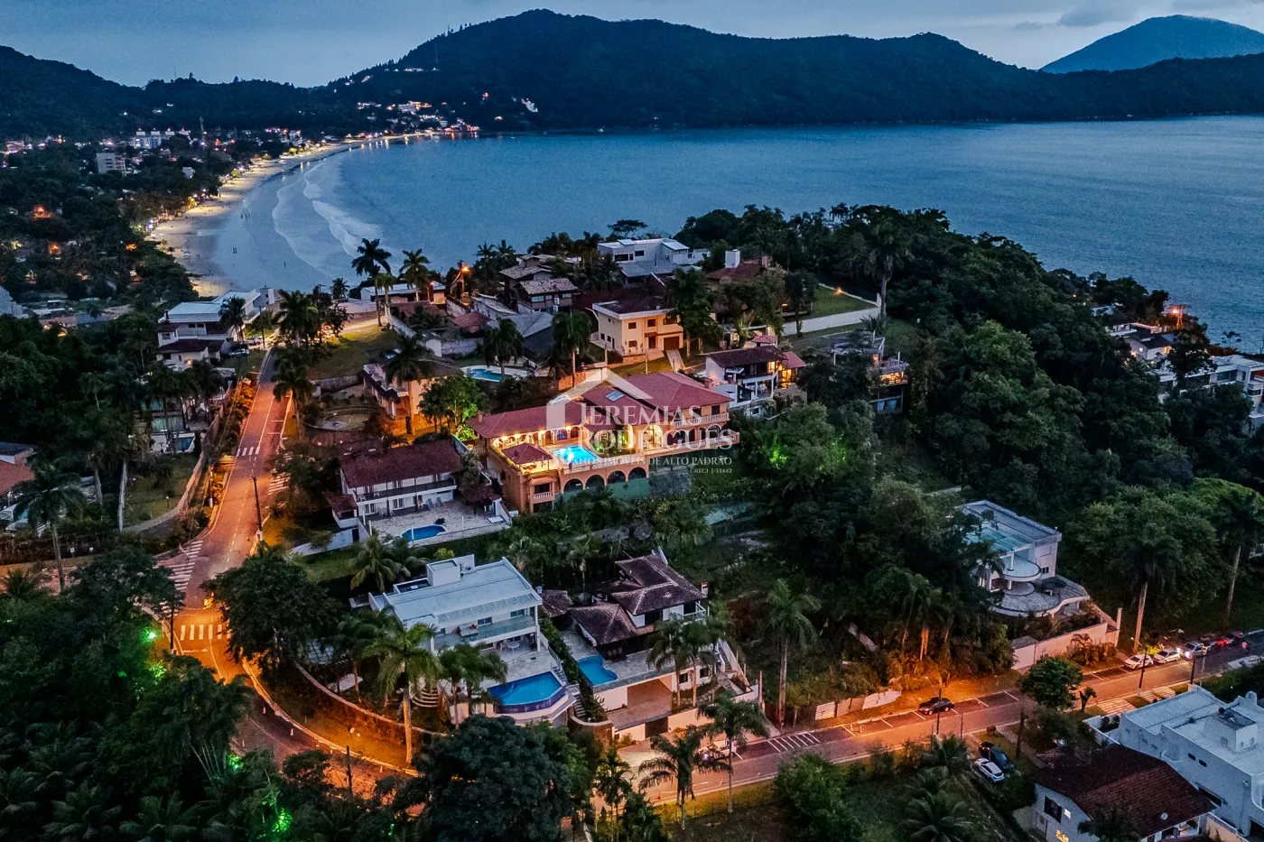 Mansão à venda com 7suítes no Condomínio Santa Rita em Ubatuba/SP.