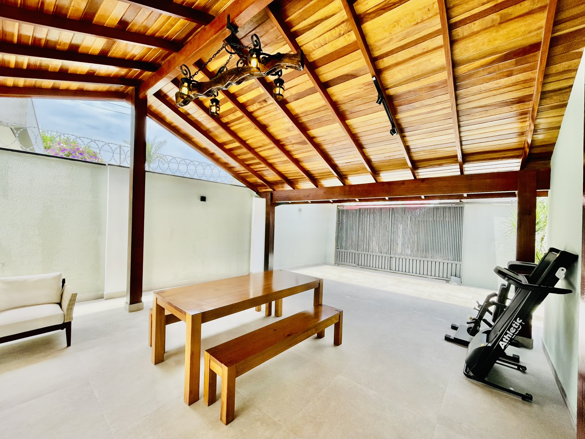 Casa à venda com 3 dormitórios no Condomínio Portal dos Ipês em Taubaté/SP.