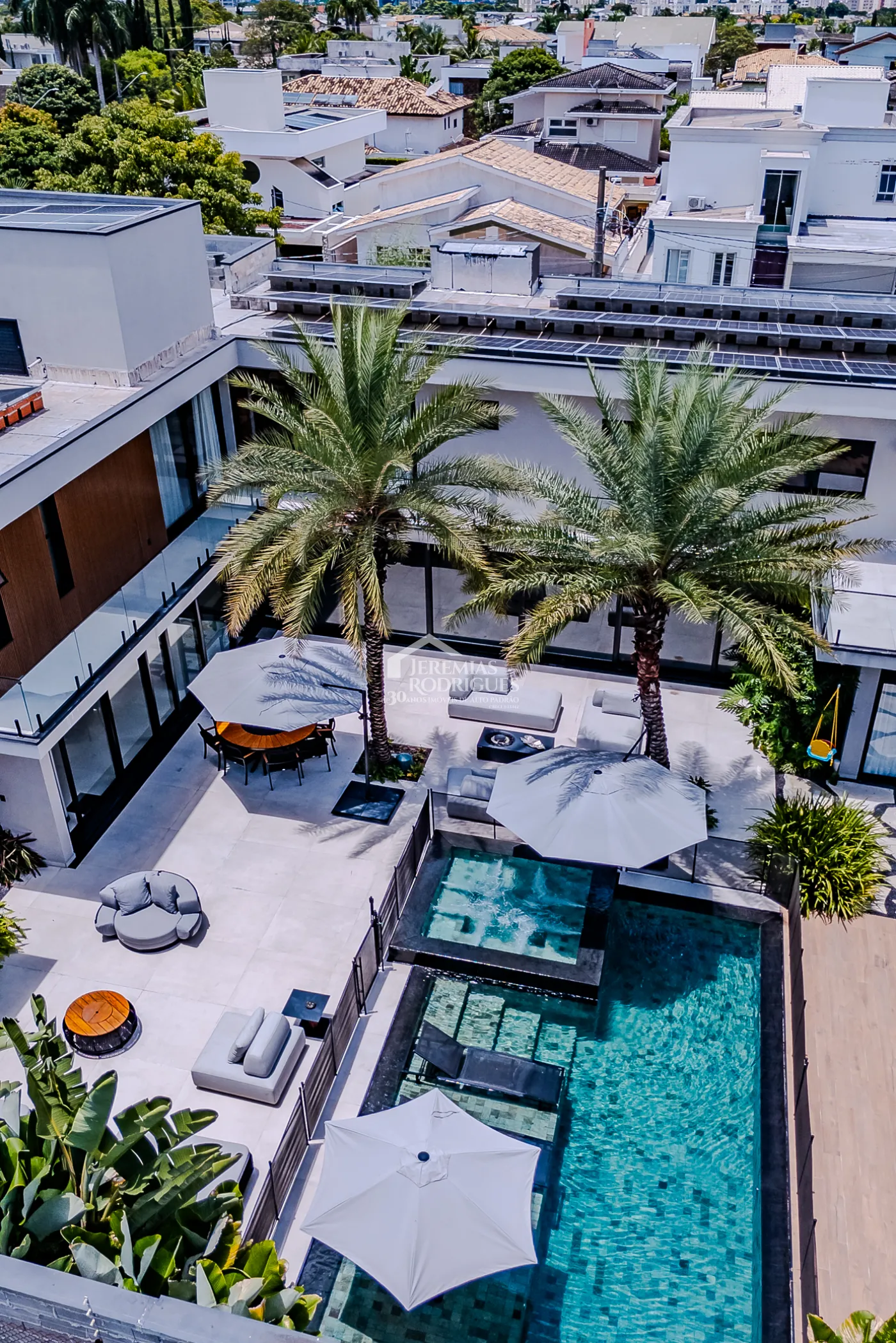 Casa à venda com 4 suítes no Condomínio Taubaté Village em Taubaté/SP.