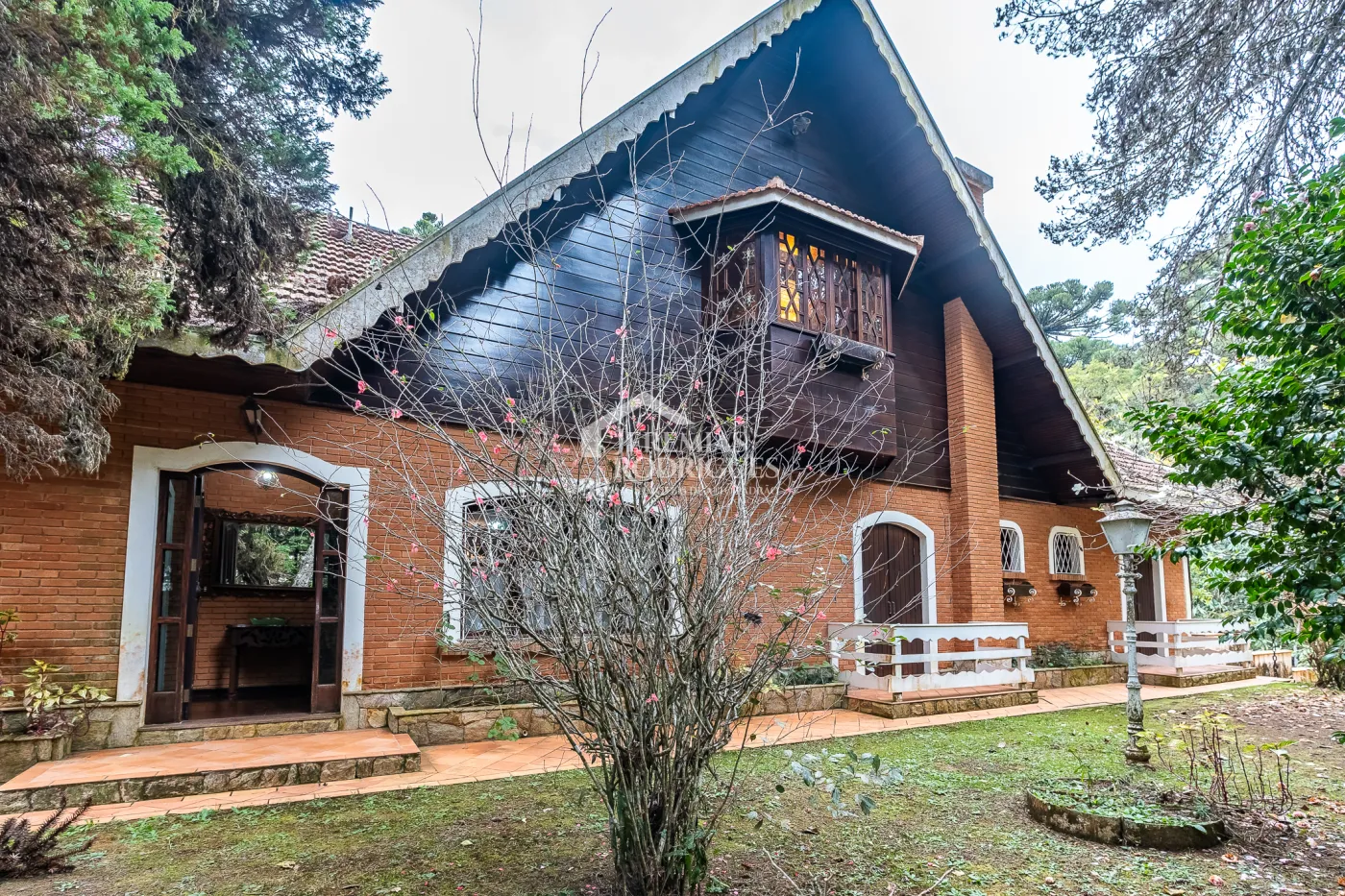 Casa com 7 dormitórios, 924 m² - Recanto das Araucárias - Campos do Jordão/SP
