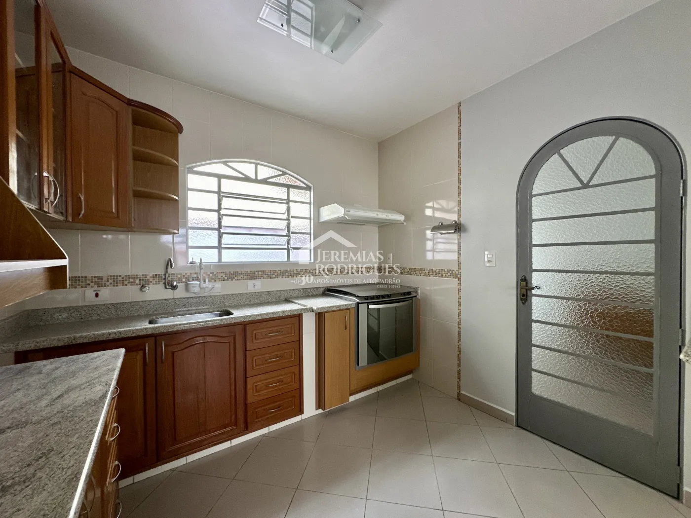 Casa para locação com 3 dormitórios no bairro Jardim Garcez em Taubaté/SP. 