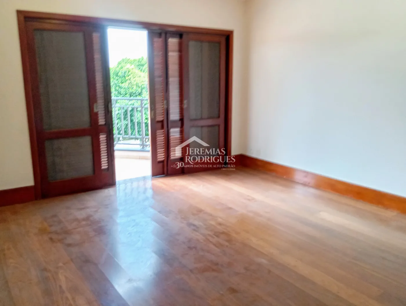 Casa à venda e locação com 4 suítes no Condomínio Colonial Village I em Pindamonhangaba/SP.