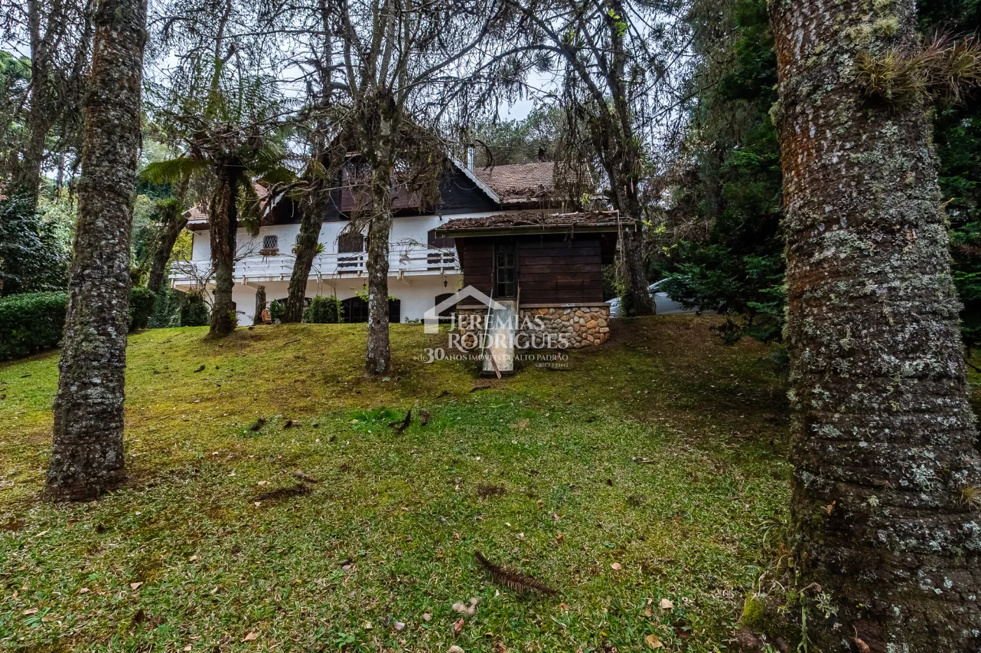 Casa com 7 dormitórios, 924 m² - Recanto das Araucárias - Campos do Jordão/SP