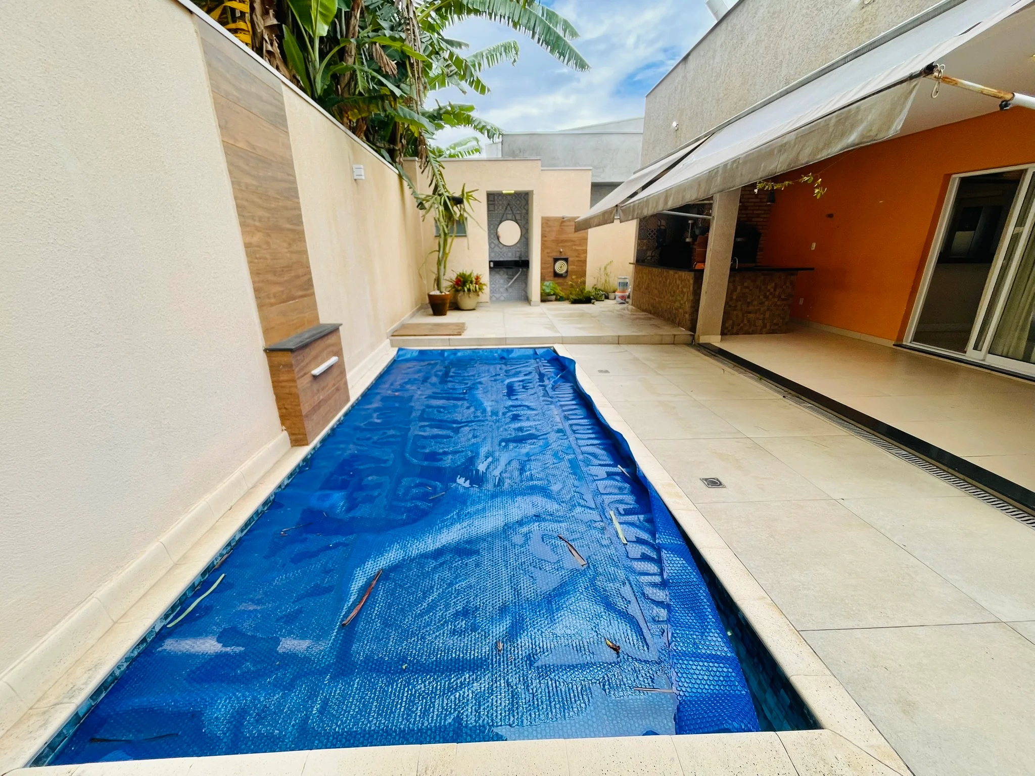 Casa à venda com 3 dormitórios no Condomínio Parque das Araucárias em Tremembé/SP. 