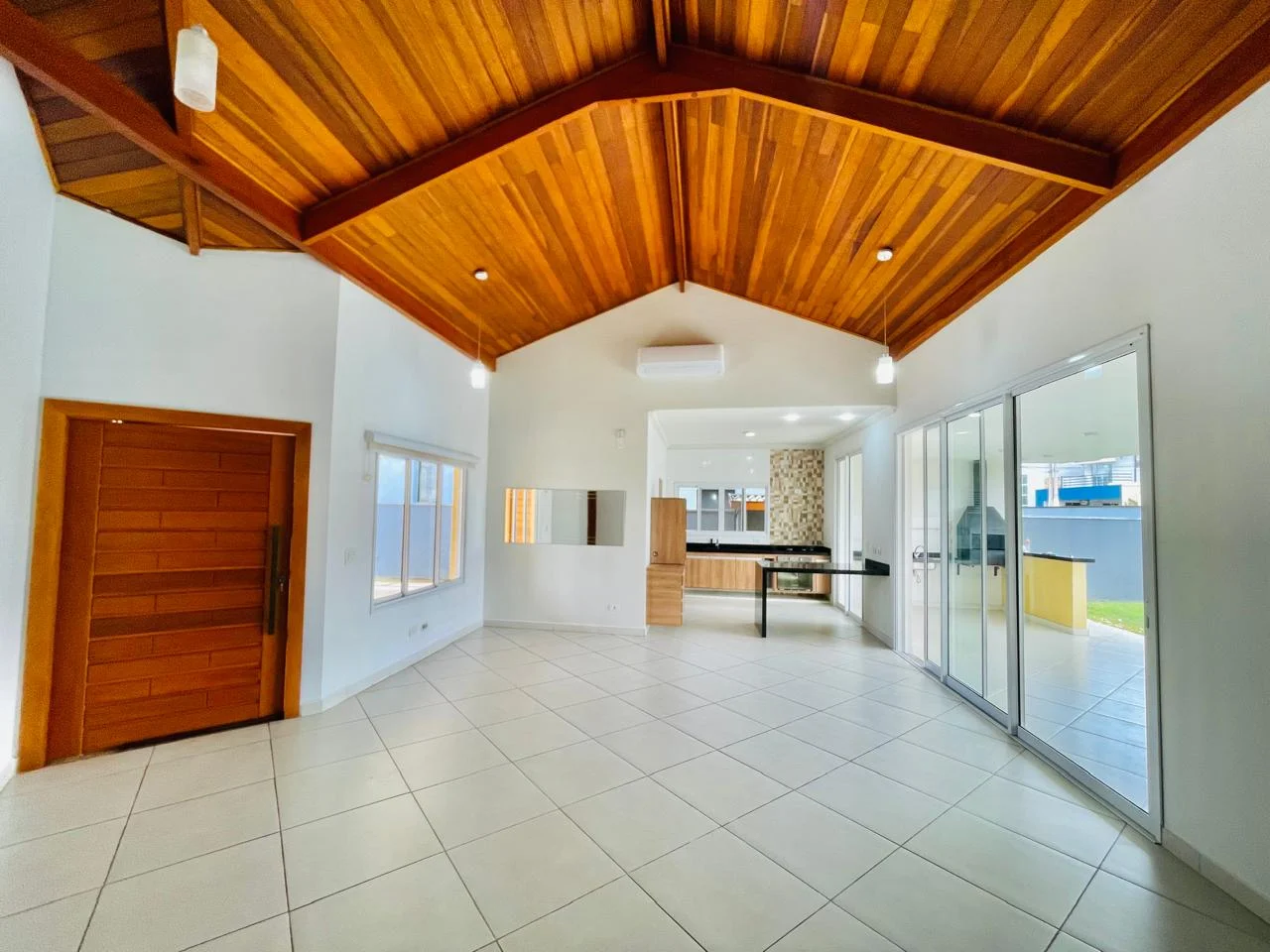 Casa para locação e venda no Condomínio Real Ville em Pindamonhangaba/SP.