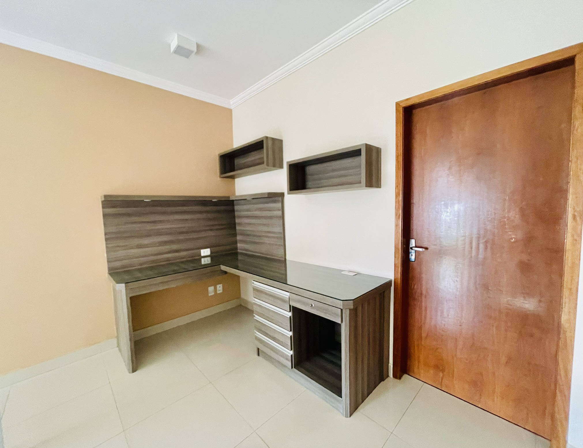 Casa para locação com 4 dormitórios no Condomínio Campos do Conde II em Tremembé/SP.