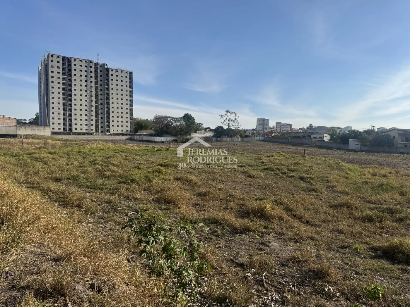 Área à venda com 12.000 m² no bairro do Crispim em Pindamonhangaba/SP.