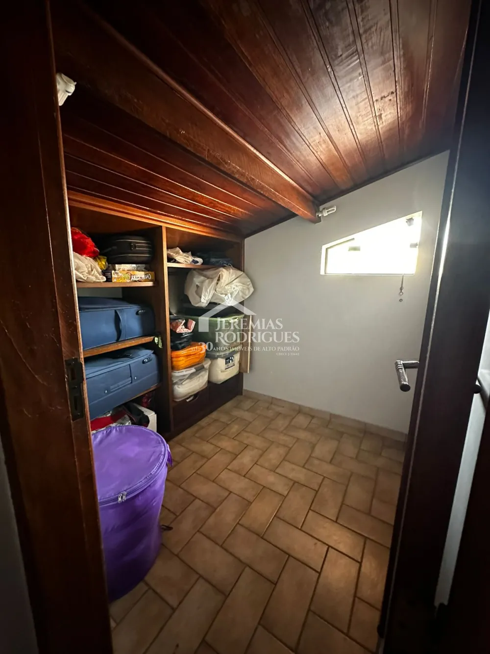 Casa à venda com 6 dormitórios no bairro Jardim das Nações em Taubaté/SP.