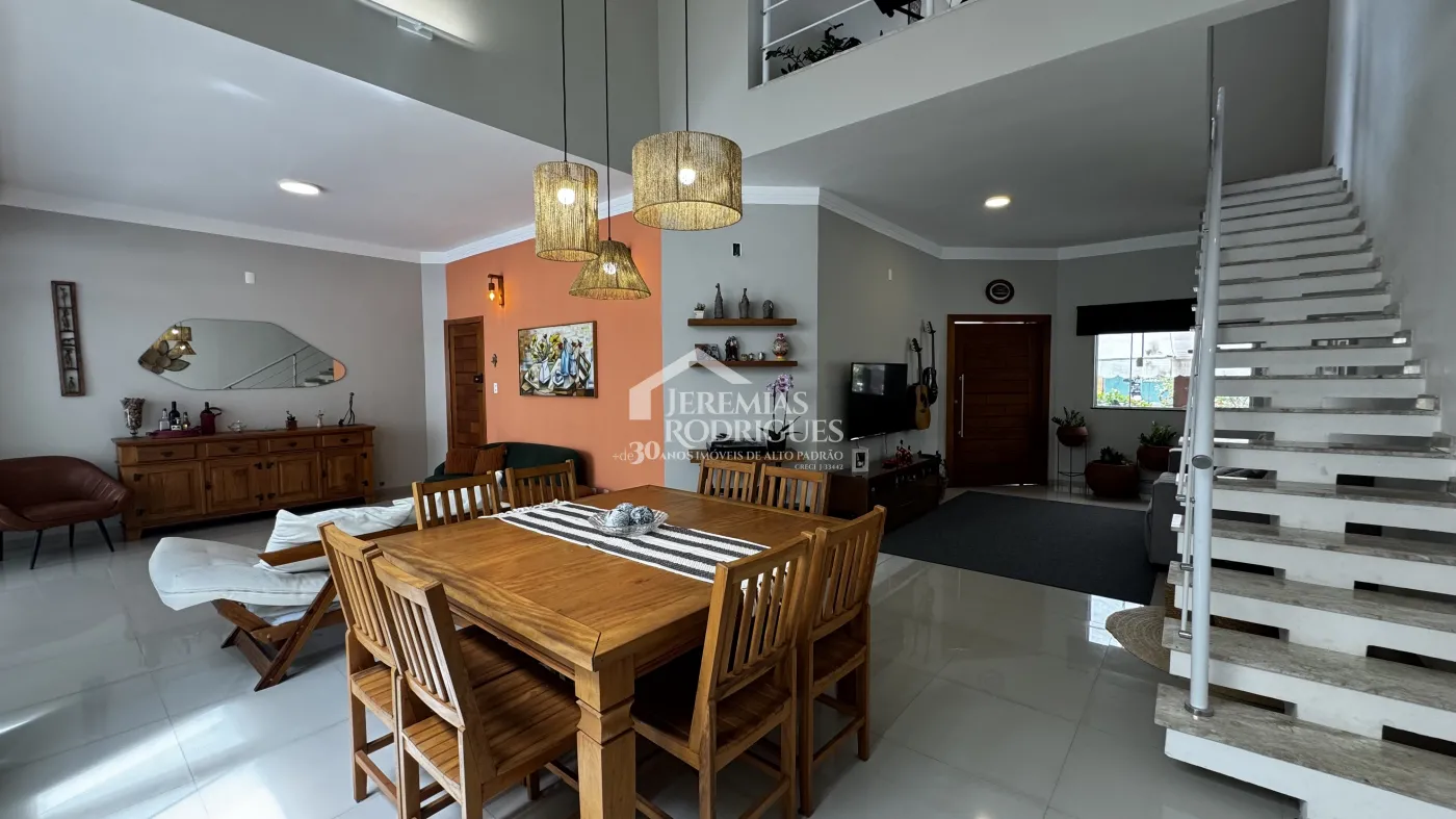 Casa à venda com 4 dormitórios no Condomínio Village do Sol em Pindamonhangaba/SP.